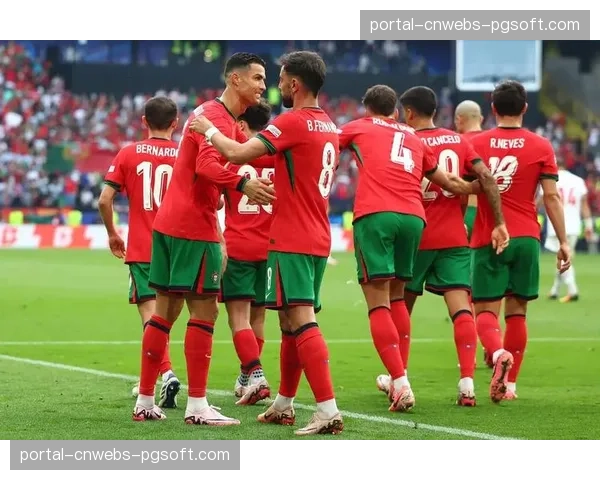 战术演进：高压迫踢法在近年欧冠淘汰赛中的兴衰与变种