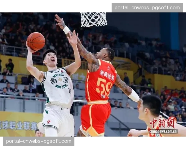 【2026年4月CBA联赛赛事内容国际化趋势·赛中·通讯现场：浙江主场增设阿拉伯语解说频道，服务当地日益增多的中东客商与留学生球迷。